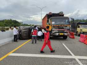 Rem Blong, Truk Fuso Seruduk 3 Mobil di Pintu Keluar Tol Pekanbaru - Dumai