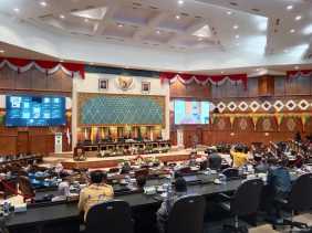 Kursi Kosong Warnai Rapat Paripurna Pengesahan APBD Provinsi Riau Tahun 2023
