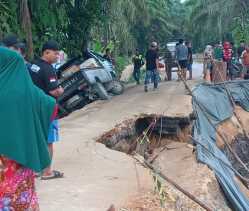 Tanah Longsor di Tepian Sungai Indragiri, Arus Lalu Lintas Dialihkan untuk Keamanan