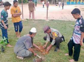 Dukung Program 21.000 Pohon, Polsek Rimba Melintang Tanam Pohon Bersama Santri