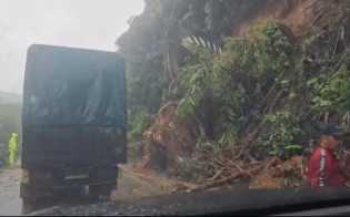 Pengendara Sempat Terjebak Macet Dua Jam Saat Longsor Jalur Sumbar-Riau