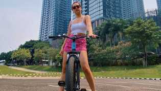 Pakai Crop Top dengan Jeans Robek, Pesona BCL Tak Bisa Dibantah