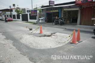 Jalan Ahmad Dahlan Pekanbaru Kembali Amblas Usai Diperbaiki, Bahayakan Pengguna Jalan