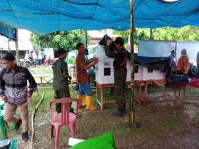 Hujan Deras, Polsek Cerenti Pindahkan TPS 03 Desa Pulau Busuk Kuansing