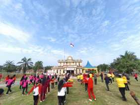 Semarak HUT Bhayangkara ke-79, Polsek Bangko Pusako Gelar Senam Bersama Masyarakat