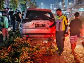 Hilang Kendali, Pajero Sport Hantam Pembatas Jalan Tuanku Tambusai Pekanbaru