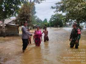 Bhabinkamtibmas dan Babinsa Bersinergi Bantu Korban Banjir dan Jalankan Cooling System Pemilu Damai