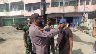 Polsek Pangkalan Kerinci Bagikan Masker Kepada Masyarakat 