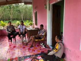 Polsek Rupat Utara Bersama Kades Tanjung Medang Jenguk Warga Sakit Stroke