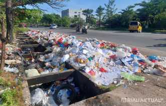 Pagi Ini, Tumpukan Sampah 'Hiasi' Jalanan Kota Pekanbaru