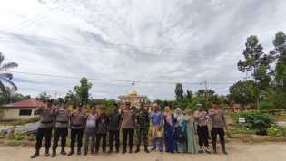 Polsek Bangko Pusako Tanam 20 Pohon Dukung Program 21.000 Pohon Kapolda Riau