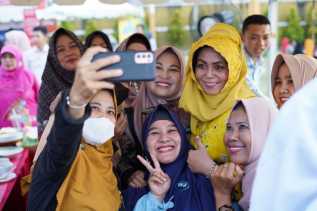 Workshop Memasak, Masyarakat Berebut Foto dengan Misnarni Syamsuar
