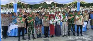 Hari Pohon Dunia 2025, Kapolda Riau Tanam 210 Pohon dan Tebar 2.100 Benih Ikan