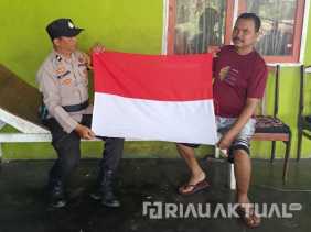 Jelang Hari Kemerdekaan Republik Indonesia, Polsek Rimba Melintang Intensif Bagikan Bendera Merah Putih ke Warga