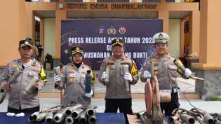 Tutup Akhir Tahun 2025, Polres Siak Musnahkan Ratusan Botol Miras dan Knalpot Brong