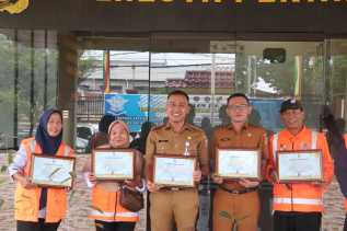 Bhayangkara Run 2025 Bebas Sampah, DLHK Pekanbaru Diganjar Penghargaan dari Polda Riau