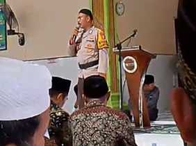 Usai Salat Jumat Bripka Erwin Laksanakan Cooling System di Desa Pancur