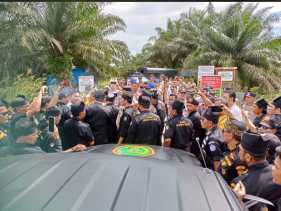 Konflik Lahan di Siak, Massa DPP LLMB Riau Dihadang Polisi