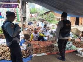 Polsek Ukui Cek Ketersediaan Bahan Pokok di Pasar, Edukasi Warga untuk Pilkada