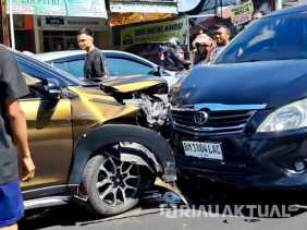 Dua Mobil Adu Kambing di Jalan Srikandi Pekanbaru