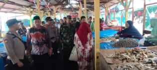 Kapolsek Mandah Gandeng Danramil dan Camat Imbau Pemilu Damai di Pasar Belaras Inhil