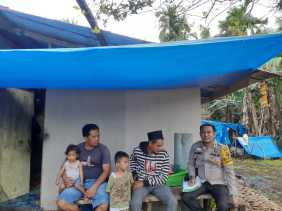 Polsek Teluk Belengkong Sasar Warga Desa Gembaran di Inhil Sampaikan Pemilu Damai