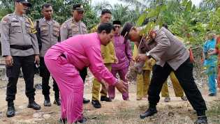 Polsek Bangko Pusako Kampanyekan Green Policing, Tanam 20 Bibit Pohon di SMAN 3