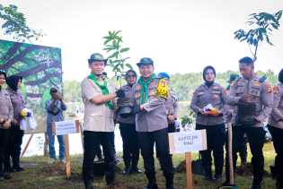 Komitmen Wujudkan Pekanbaru Hijau, Wako Agung Ikut Tanam 21.000 Bibit Pohon