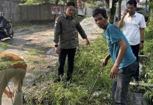 Ketua Fraksi Demokrat DPRD Pekanbaru Tinjau Kerusakan Jalan Swakarya, Desak PUPR Segera Perbaiki