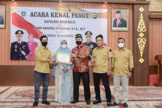 PWI Bengkalis Berikan Penghargaan Kepada AKBP Hendra Gunawan 