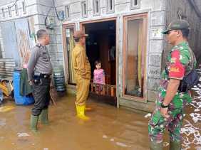 Cek Rumah Warga Terdampak Air Pasang, Kapolsek Tembilahan Hulu Kampanyekan Pemilu Damai