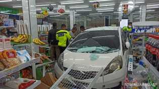 Mobil Seruduk Indomaret di Pekanbaru, Dua Pengunjung Luka-luka