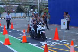 Kapolresta Pekanbaru Sukses Lalui Uji Coba SIM C dengan Lintasan Baru