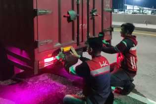 Cegah Kecelakaan di Tol Pekanbaru-Dumai, HK dan PJR Polda Riau Pasang Stiker Reflektif