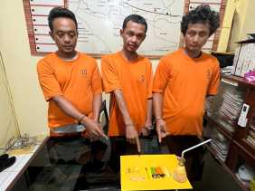 Polsek Kuantan Hilir Grebek Rumah Warga, Tiga Pelaku Positif Methamphetamine