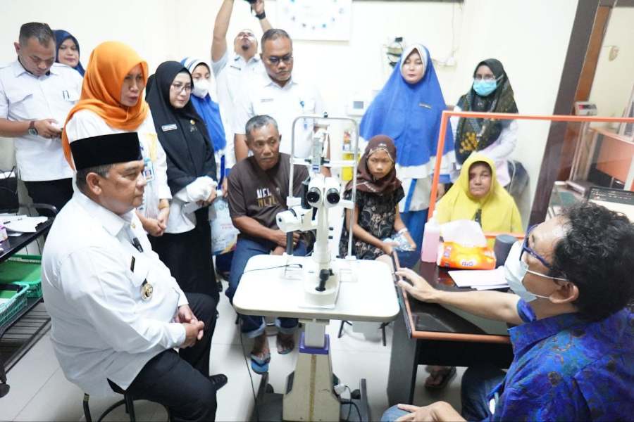Besuk Dua Pasien di RS, Gubri Pastikan Masyarakat Riau yang Kurang Mampu Mendapat Hak Sama