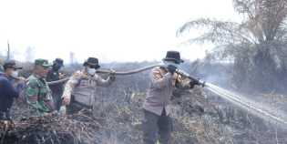4 Hektare Lahan Gambut Terbakar di Bengkalis, TNI-Polri dan MPA Lakukan Pemadaman