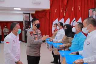 Kapolda Riau Salurkan Bantuan dari Kapolri Kepada Buruh di Provinsi Riau