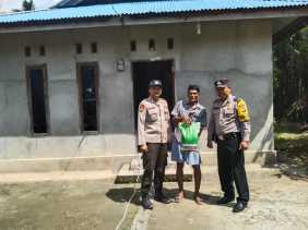 Polsek Rupat Berikan Bansos Kepada Warga Kelurahan Batupanjang