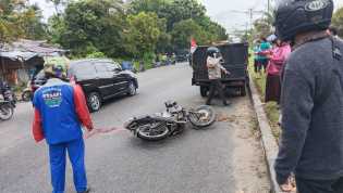 Pemotor Kritis Usai Hantam Belakang Mobil Kebersihan di Jalan Naga Sakti