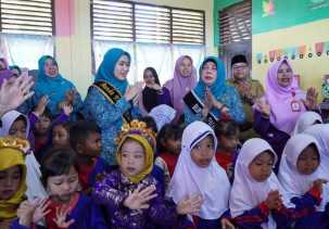 Bunda PAUD Riau ke TK Negeri Pembina 01 Kampar, Dorong Literasi Anak Usia Dini