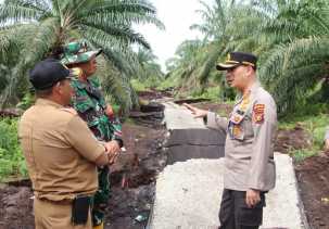 Saling Bersinergi, Kapolres Bengkalis Tinjau Wilayah Terdampak Bencana Longsor
