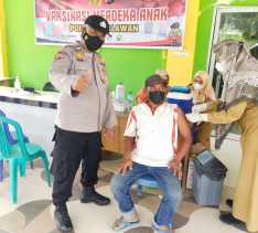 Polsek Pangkalan Lesung dan Nakes Terus Buka Layanan Vaksinasi Covid-19 