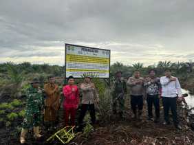 Ditengah Hujan Deras, Polsek Bangko Pusako Pasang Plang di Lahan Terdampak Karhutla