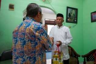 Gubri Syamsuar Serahkan Bantuan Kepada Pensiunan