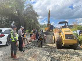 Progres Perbaikan Jalan Amblas di KM 91 Kampar, Antrian Kendaraan Terkendali