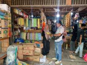 Kapolsek Gaung Lakukan Pengawasan dan Berikan Pesan kepada Pedagang Sembako Jelang Bulan Ramadhan