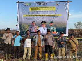 Pasca Karhutla, Kapolsek TPTM Pasang Spanduk Imbauan dan Garis Polisi