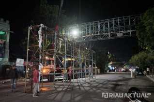 Penertiban Berlanjut, Pemko Pekanbaru Bongkar Bando Reklame Jalan Ahmad Yani