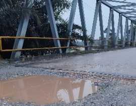 Jalan Provinsi Menuju Teluk Kuantan Rusak Parah dan Jembatan Sentajo Terancam Ambruk